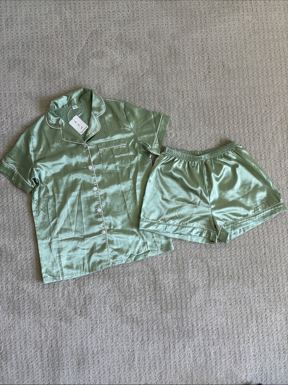 Swomog 2-Piece Mint Green Women’s Pajama Short Set With White Piping Size Small